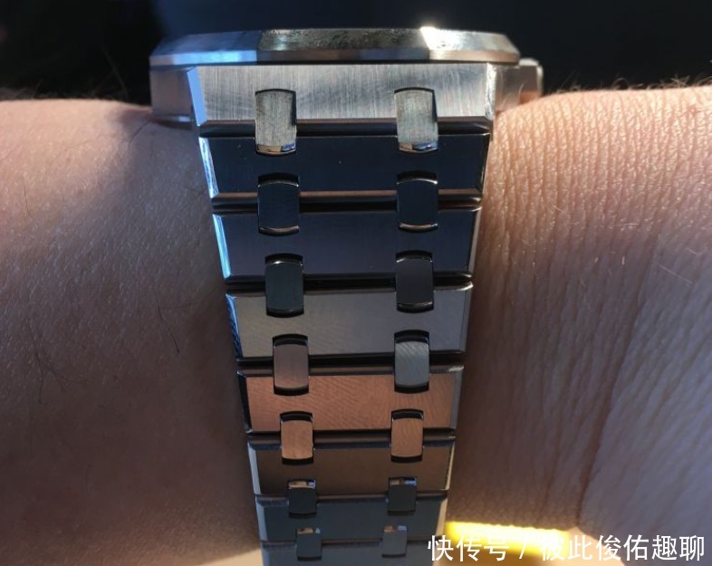 那抹淡蓝深深吸引着我，最终拿下爱彼皇家橡树15500腕表