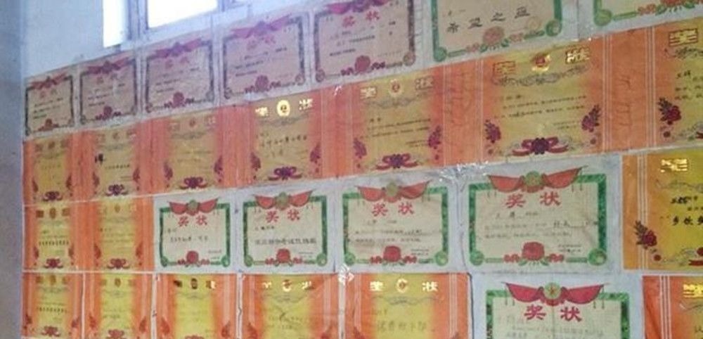 开心|孩子带第一张奖状回家,妈妈正开心,看到字后却闹心了