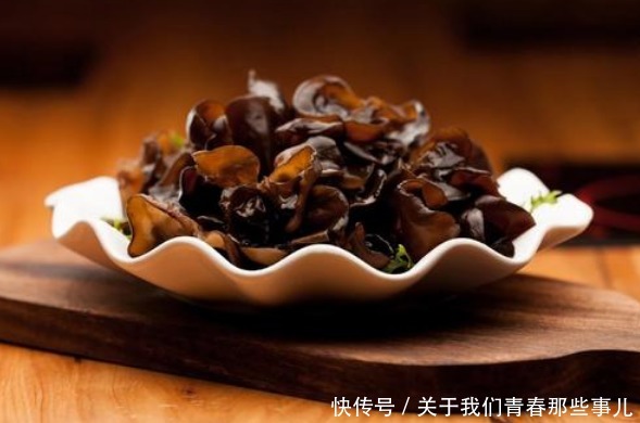 木耳一下锅就“炸锅”,太吓人?掌握4技巧,保证不炸锅,更脆爽