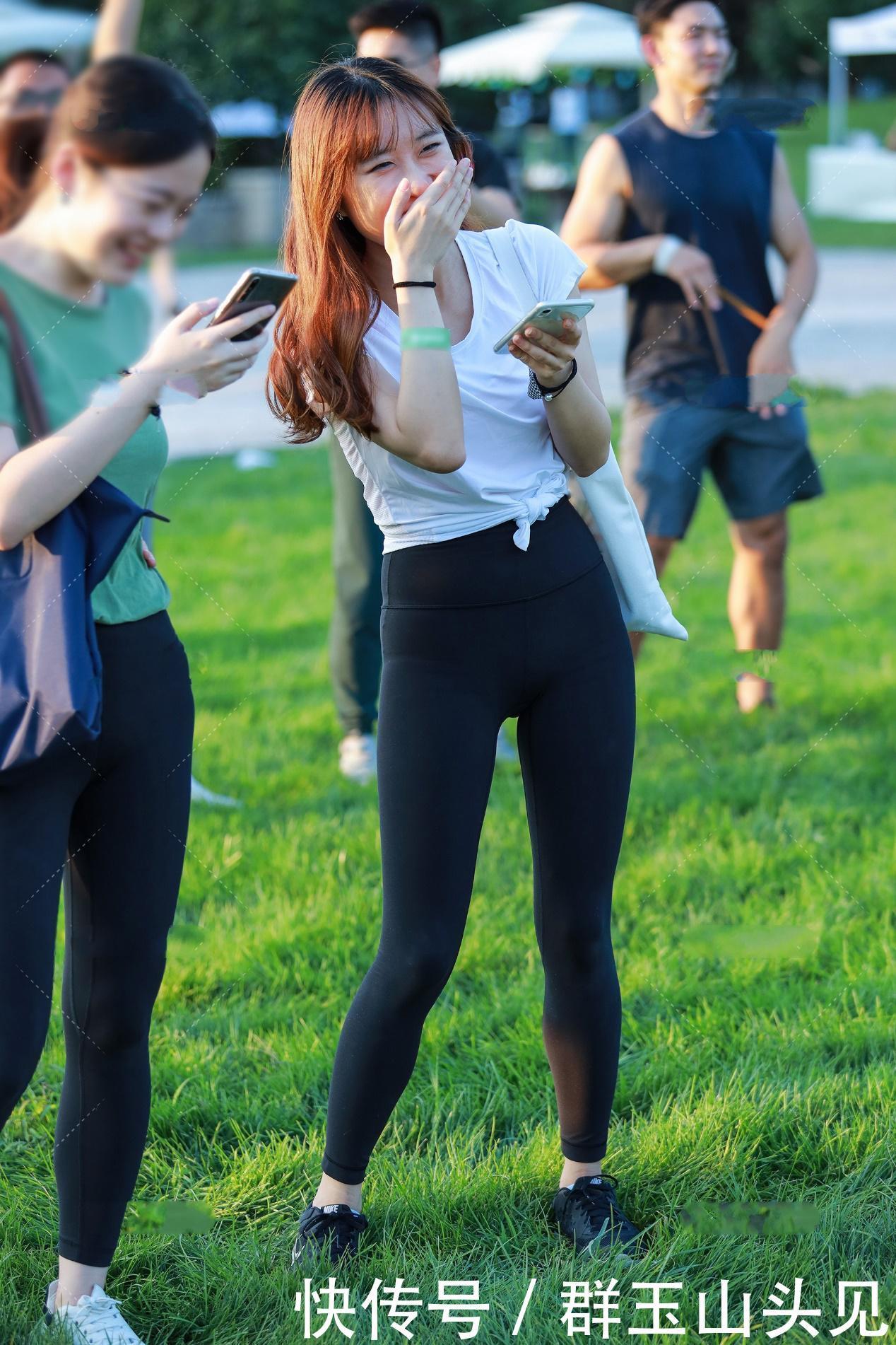 帆布包|短袖搭配运动裤,休闲又有运动风,而且穿法简单