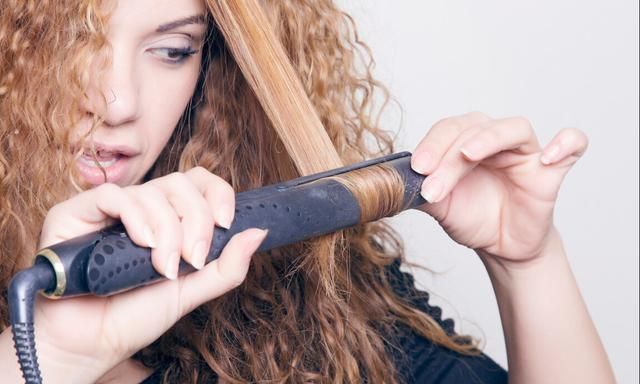烫头发和每天自己用卷发哪个更伤发？技术好方法得当，都不太伤发
