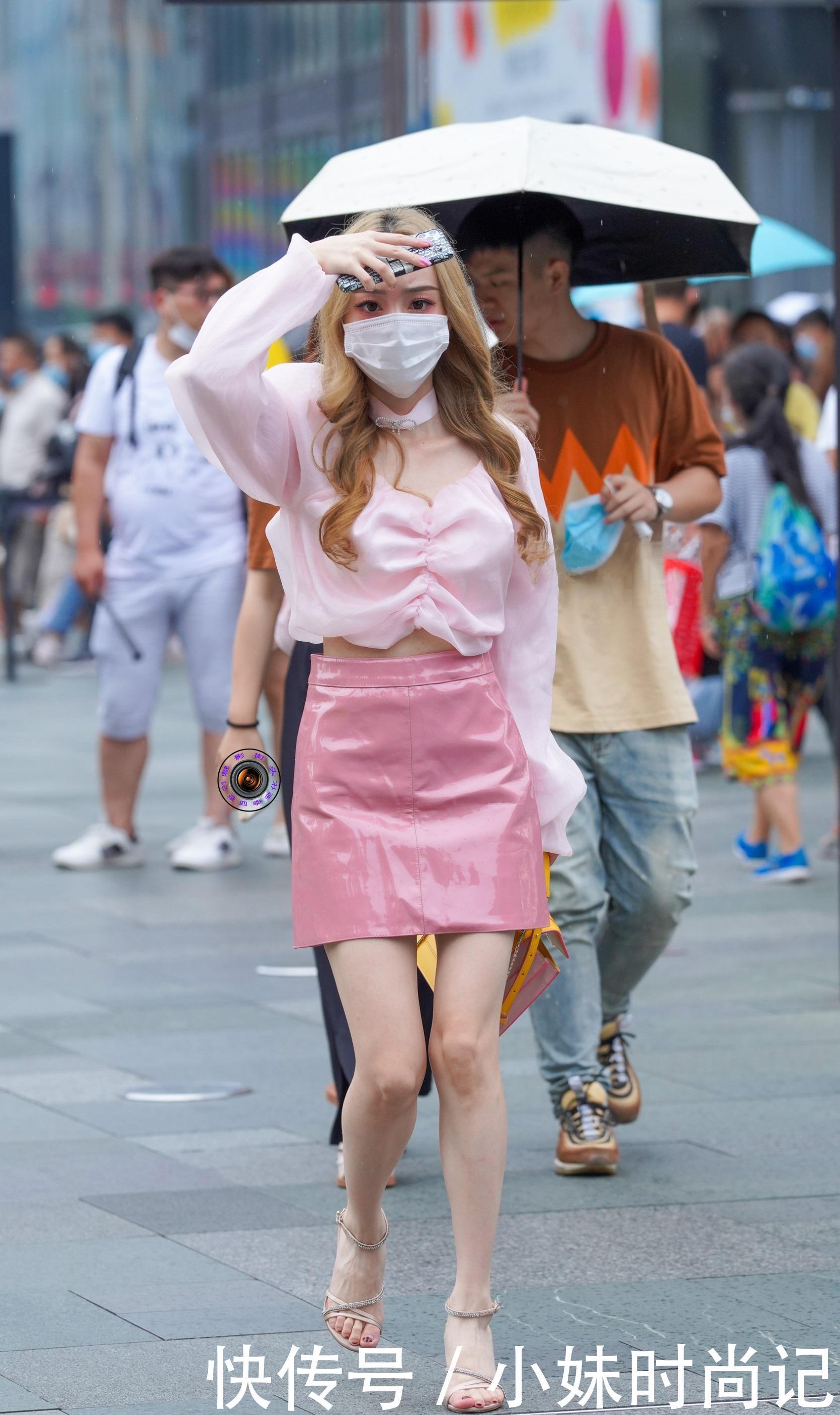 身材|街拍:粉色减龄效果好, 美女选择粉色系搭配加细跟凉鞋, 减龄又显身材