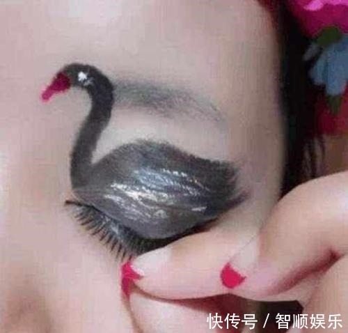 女孩子|女子画眼影画出黑天鹅, 当她眨眼的一瞬间, 黑天鹅仿佛活过来一般!