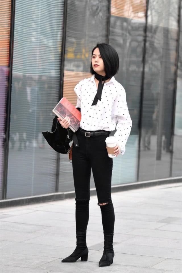 青春正当时，朝气好天姿，牛仔裤搭配更有气派，展现佳人好风采