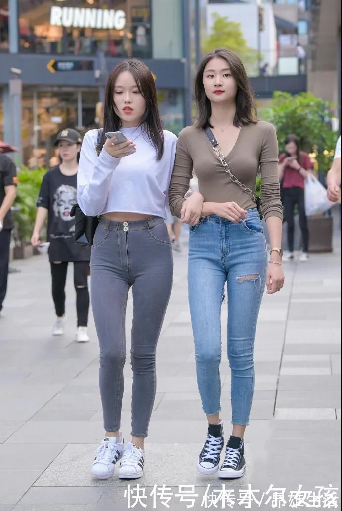 小姐姐|闺蜜出行牛仔裤穿搭，感受牛仔裤带来的简洁美，清新大方又时尚