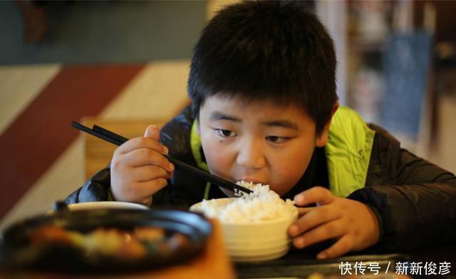 零食|''老师说,吃饭慢就去厕所吃'',宝妈无脏话回怼老师,句句扎心