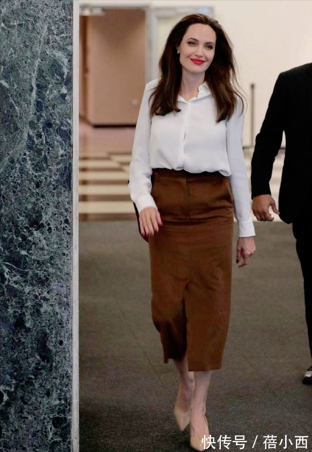 安吉丽娜·朱莉|安吉丽娜·朱莉气质无敌了,穿白衬衫+大地色包臀裙,高级又优雅