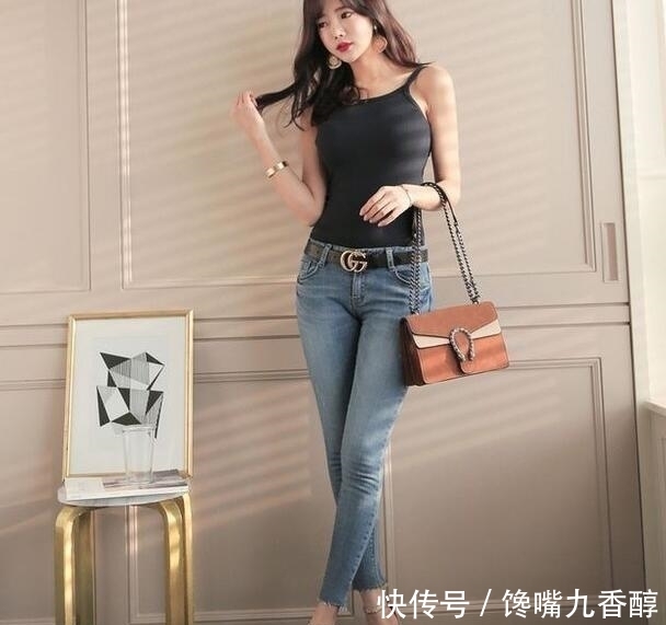 大长|街拍:时尚的紧身牛仔裤更能彰显美女们大长腿的优雅、性感