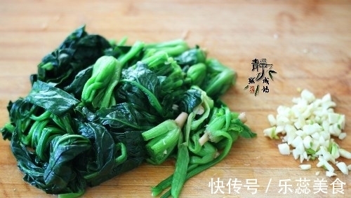 给菠菜粉丝来个“热”拌,酱香浓郁超好吃,一筷子下去就停不下来