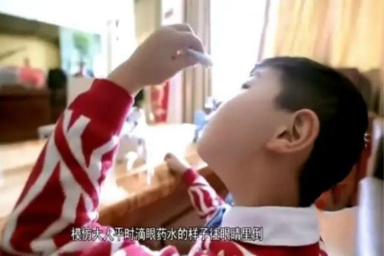 眼睛|女儿误将502当眼药水,妈妈用60秒挽救了娃,医生:向你学习