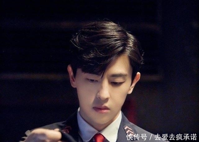 杨幂密室狂撒娇,甜到被NPC温柔对待,一旁邓伦的眼神绝了