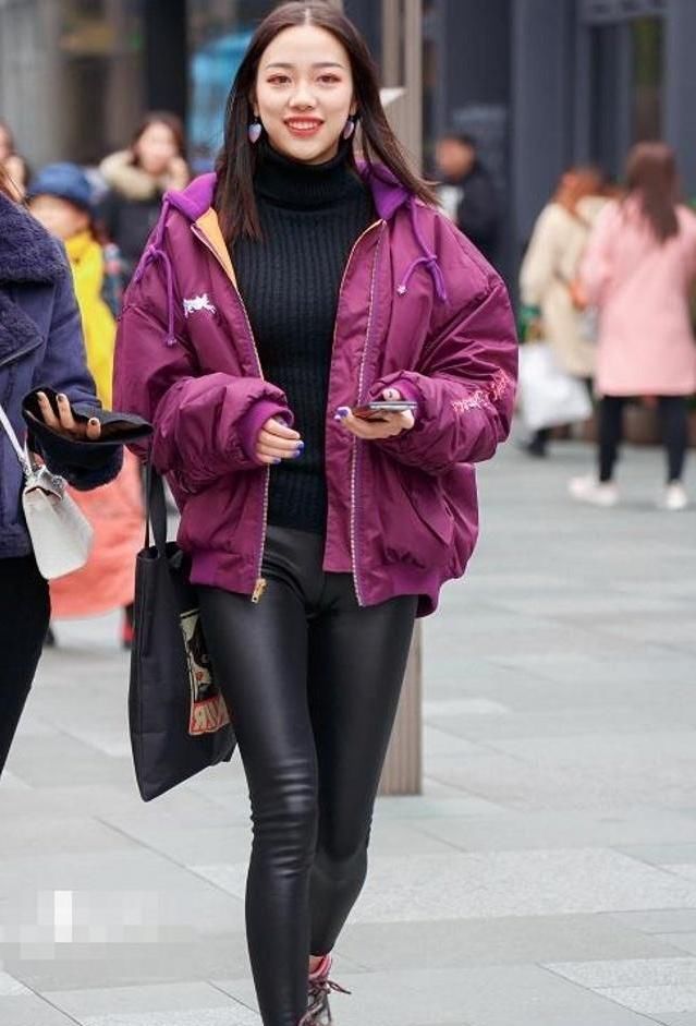 皮裤子会给人清新利落的感觉，恰到好处地展现女人的气质美