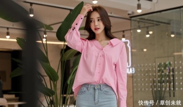 身穿牛仔裤的孙允珠尽显青春姿态，美得别致有气质