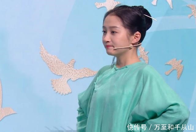 关晓彤险摔倒,宋亚轩情急之下扶住她手,两人看着右下角一脸心虚