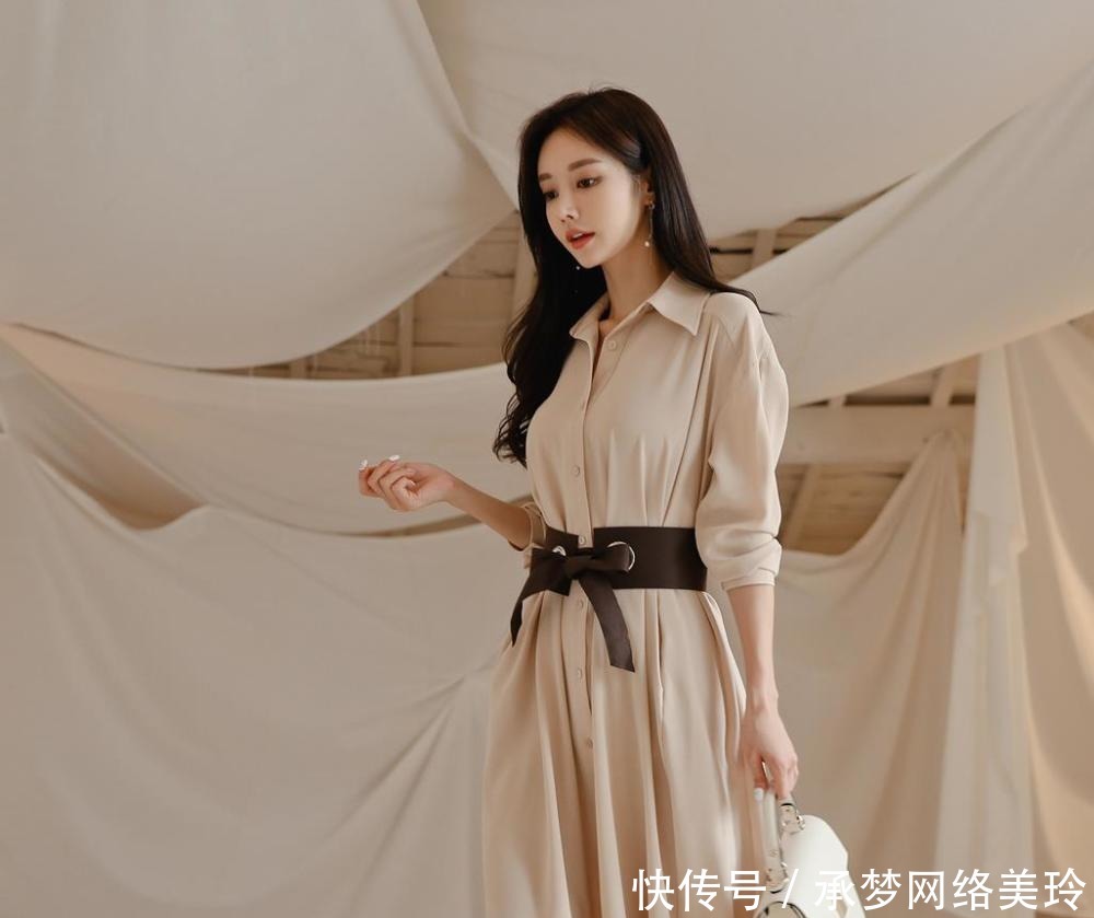 美女|美女鉴赏:秋日麦浪粉肤束腰百褶英伦裙