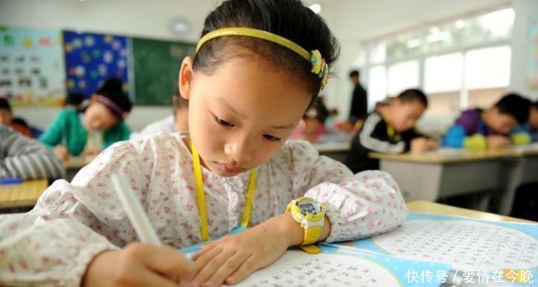 男孩写字如“印刷体”,字迹工整人见人夸,妈妈却为此愁眉不展