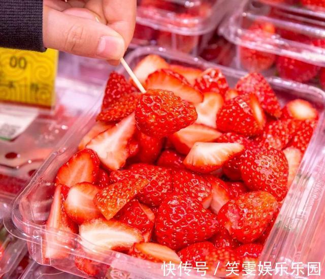超市|老人带4岁娃超市疯狂试吃草莓，被制止孩子发怒：“我打死你！”
