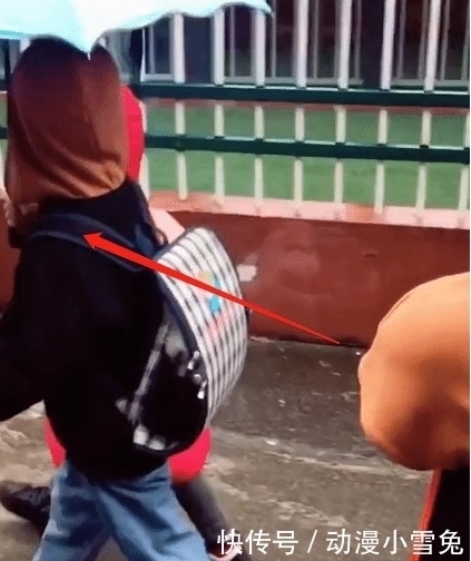 打伞|雨天哥俩一起上学,恰巧遇到哥哥的女同学,后面的事,笑喷妈妈