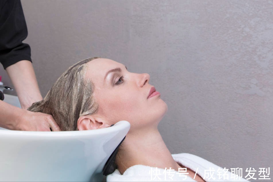光泽度|头发干燥用“发膜”还是“护发素”?两种都可以,但千万别用错了