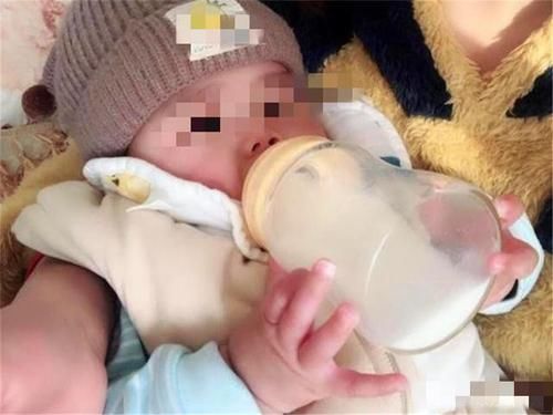 尴尬|一宝妈在公交车上给宝宝喂奶，旁边男子暖心的举动，被全车人夸赞