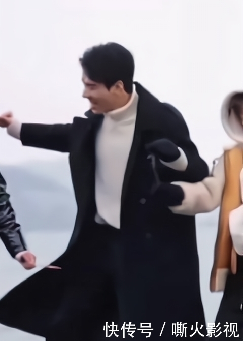 张哲瀚读粉丝信感动,献唱生日快乐和同手同脚歌