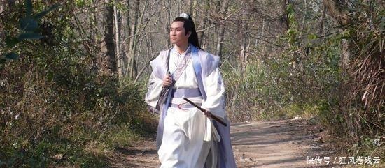 秀才写下一副对联,财主看后喜笑颜开,仆人却看出对联的含义!