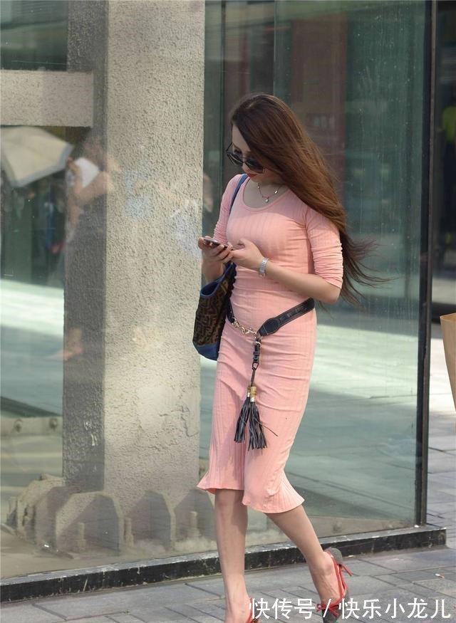 修身 粉色修身连衣裙,让人无法抗拒的美,清新独特又时尚