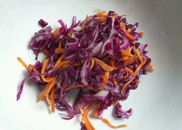 正确做法|紫甘蓝凉拌时,需要焯水吗?教你正确做法,营养不流失,爽脆入味