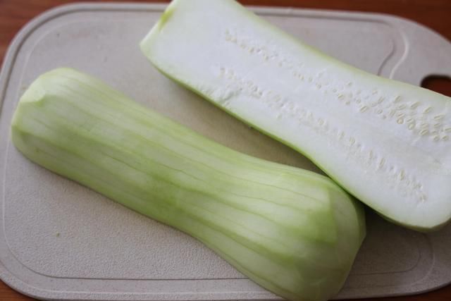 素菜|天气热，晚餐多吃这样的素菜，鲜嫩多汁又爽口，多吃也没负担