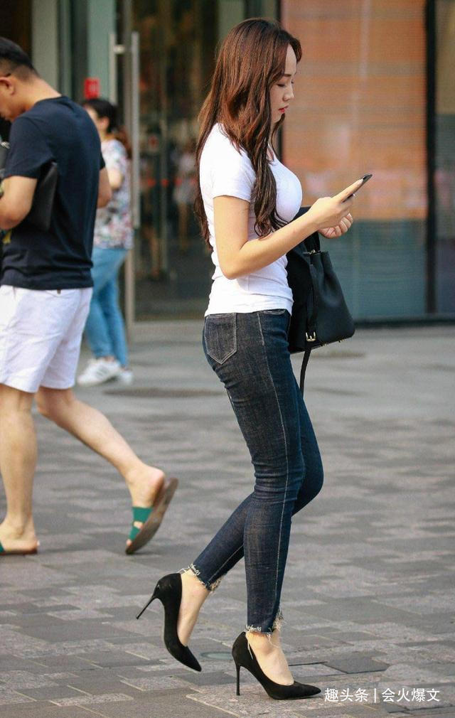 简单的白色上衣搭配牛仔裤,很休闲,也非常青春减龄