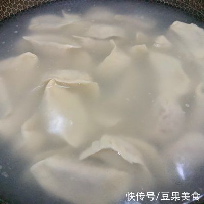 没有人可以逃得过猪肉酸菜饺子的美食诱惑