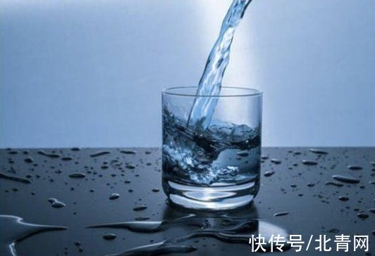 白开水|冬天必喝这3杯水！一杯润肠，一杯护肾，还有一杯能防中风