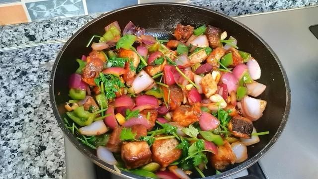 鱼肉这样做，下酒下饭都好香，鱼肉紧致入味，一条鱼还嫌不够吃