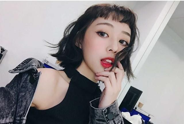 中分八字刘海|剪眉上短刘海“翻车”了,感觉又“丑”又显脸大,几天才能长长?