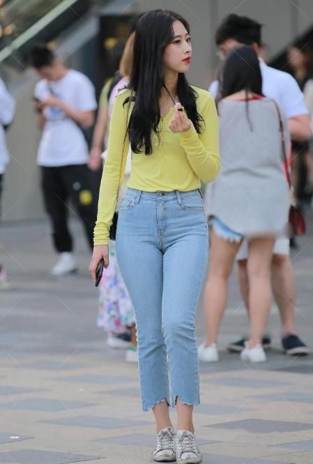 上衣|美女一身小清新的穿搭格外吸引人们目光,黄色上衣搭配牛仔裤显得年轻有活力