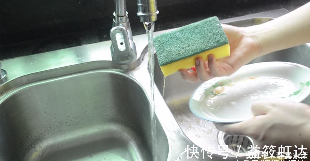 家家户户|把塑料瓶粘在百洁布上, 放在厨房超实用, 解决了家家户户困扰的难题