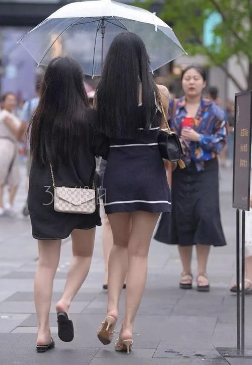路人街拍既没下雨又不防晒的透明伞,美女身材抢眼心思难猜啊