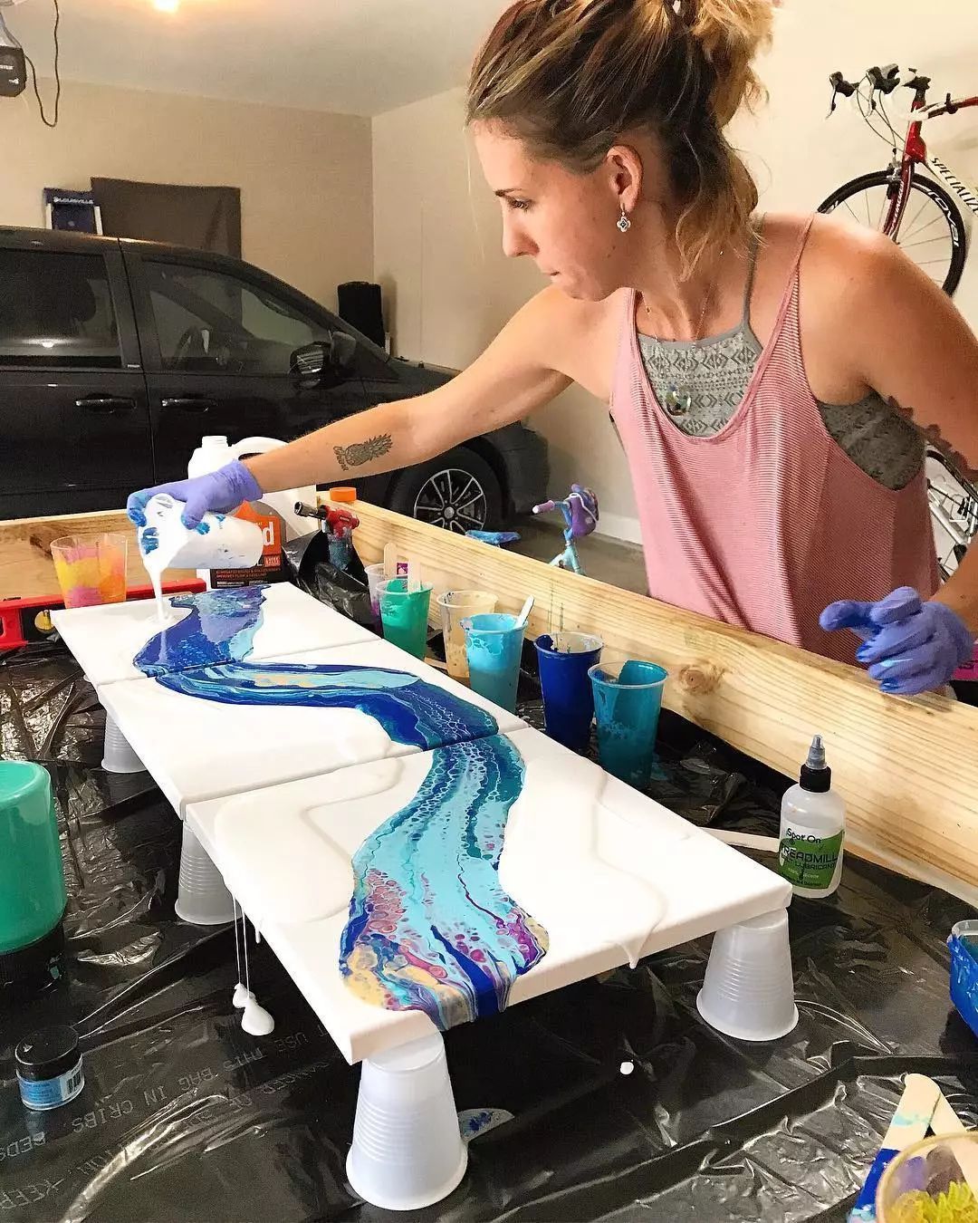 夏威夷$从没学过美术的她,用简单粗暴技法画画,让她成为了百万富豪