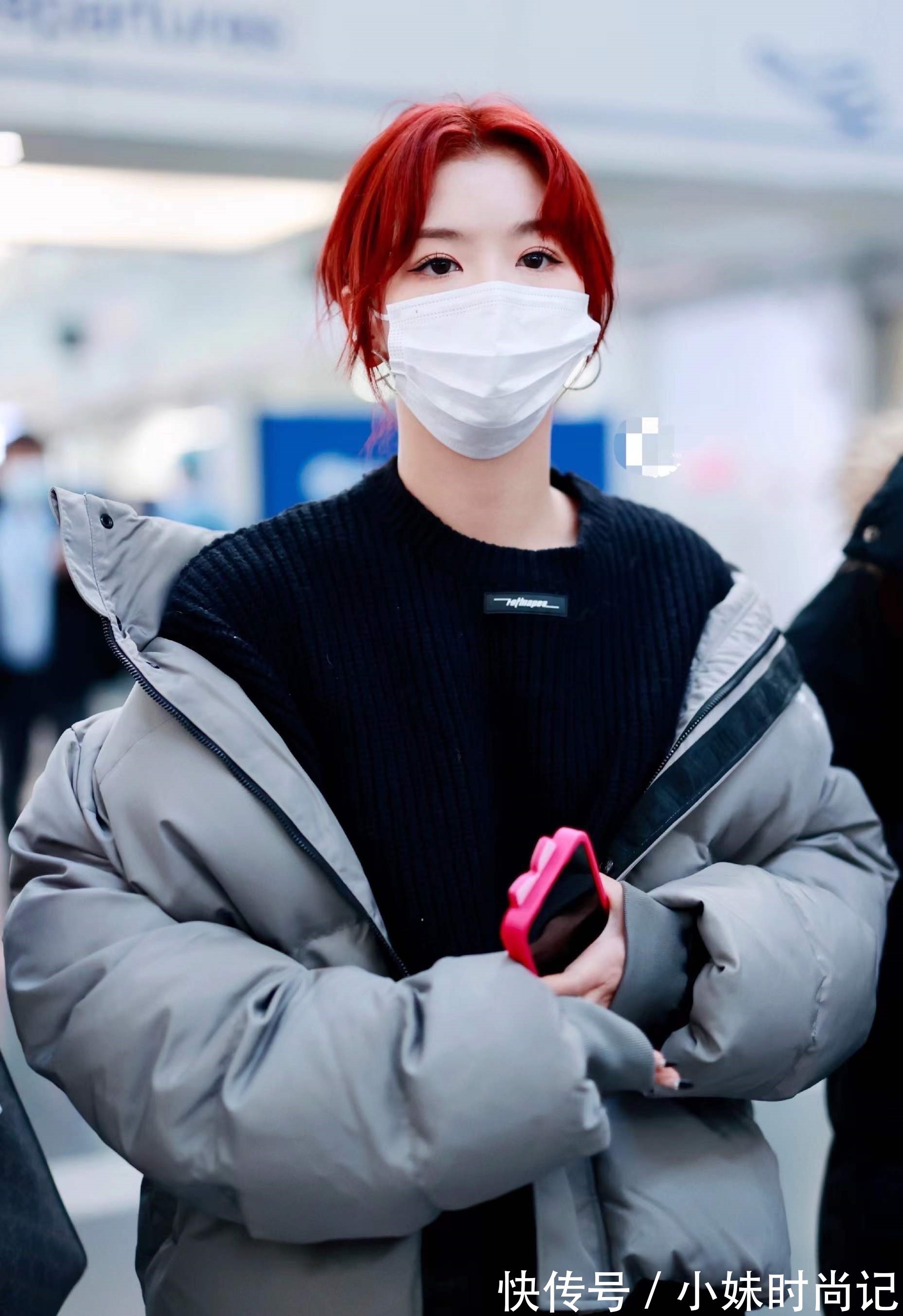 安利|孔雪儿真刚,上身棉服针织衣过冬,下身短裙露腿过夏,看着都冻人