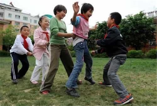 礼貌用语|3岁萌娃偶遇黑人宝宝,手足无措疯狂逃窜,边哭边喊妈妈这是啥呀