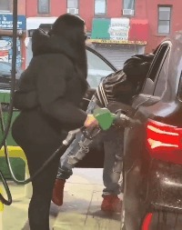 |搞笑GIF:美女有你这样吃饺子的吗,你家醋难道不要钱吗