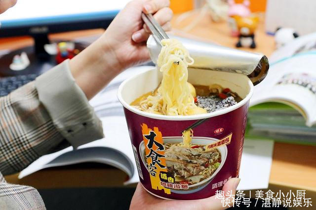泡面|为啥桶装泡面比袋装的贵3块,了解贵到哪里后,我宁愿买桶装的面