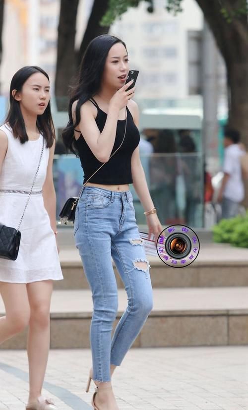 搭配 紧身牛仔裤搭配高跟凉鞋,美女的简单穿搭,修身显腿长提升气质