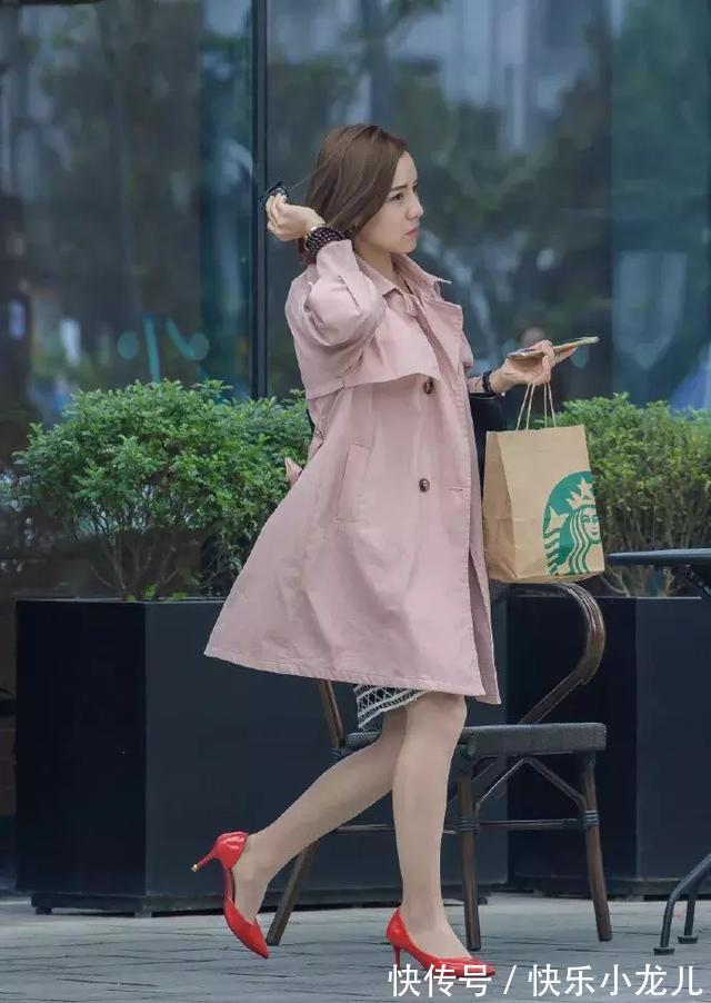 小姐姐 吊带的小黑裙,吊带结合U领的设计,优雅展示出唯美的锁骨