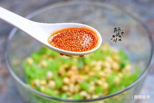 此菜大家要常吃，既清口又營(yíng)養(yǎng)，價(jià)格也便宜，兩塊錢就能做1盤