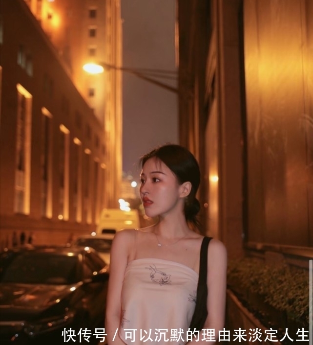 小姐姐|复古风手巾型吊带配低腰裤子,清爽凉快又性感!