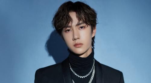 王一博品牌直播尬出天际,主持人占C位全程抢戏,一博尬到跑着下台