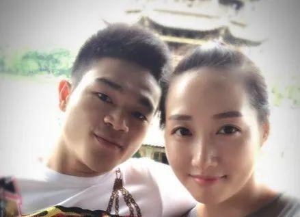 举重|奥运冠军石智勇大胆示爱, 赛后喊话要回家娶女友, 两人合照很甜蜜
