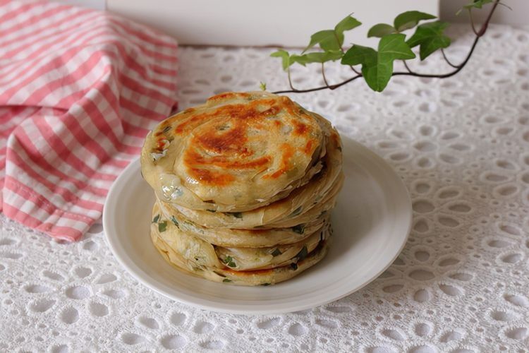自己在家也能做葱油饼，做法简单易学，又香又脆