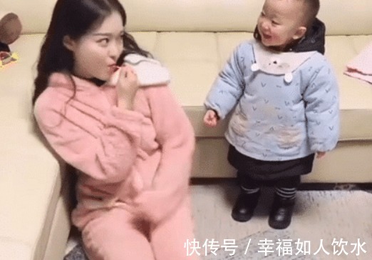 打滚|萌妈撒娇,宝宝乐坏了,这大概是穿尿不湿的“混得最惨”的一次